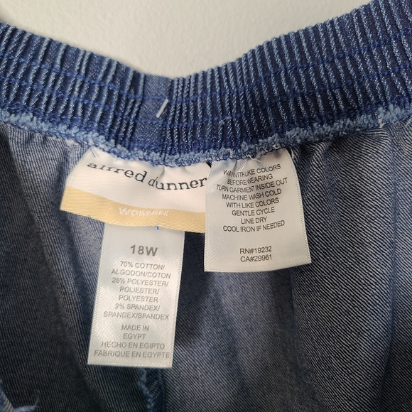 Alfred Dunner Lazy Daisy Embroidered Pull-On Denim Capri Pant Medium Indigo NEW - Picture 8 of 10